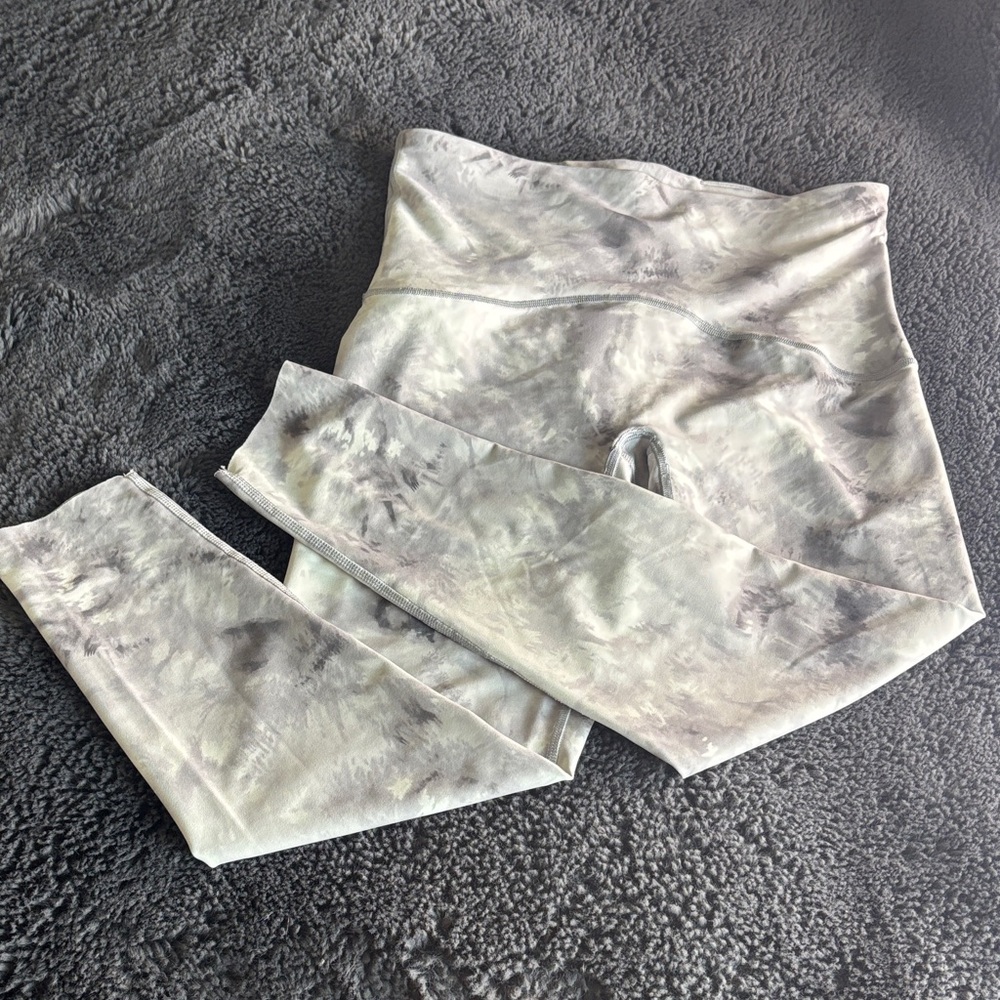 SPANX Large Booty Boost Tie-Dye Leggings in Light Gray and White